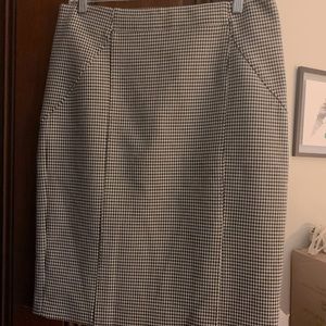 Banana Republic Houndstooth Pencil Skirt - great for the office!